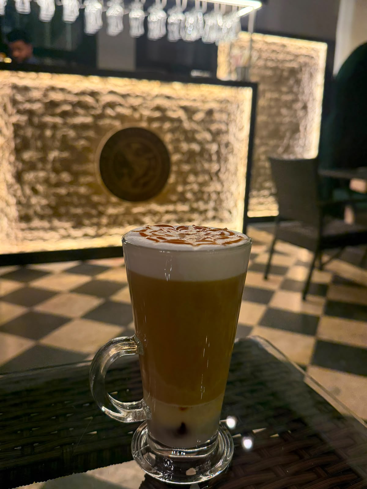 لاتيه على طاولة